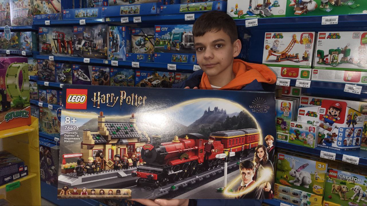 LEGO Harry Potter - это не просто конструктор, это возможность погрузиться в захватывающий мир Гарри Поттера, где ваш ребенок сможет воплотить свои любимые моменты из фильмов и книг в реальность. От школы Хогвартс до улиц Диагональной, от магических сражений до встреч с любимыми персонажами - с LEGO Harry Potter возможности бесконечны!